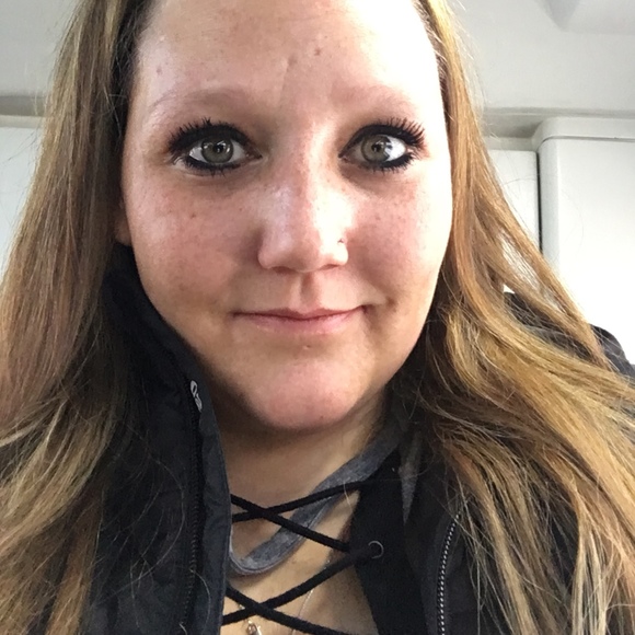 Meet your Posher, Steph - Picture 1 of 1